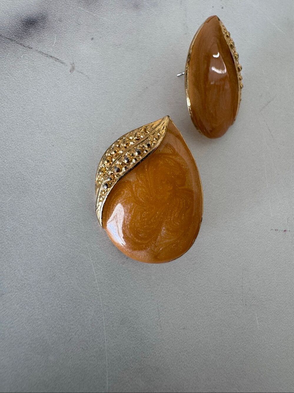 Iridescent teardrop pumpkin orange candy glossy gold trim earrings vintage glitt